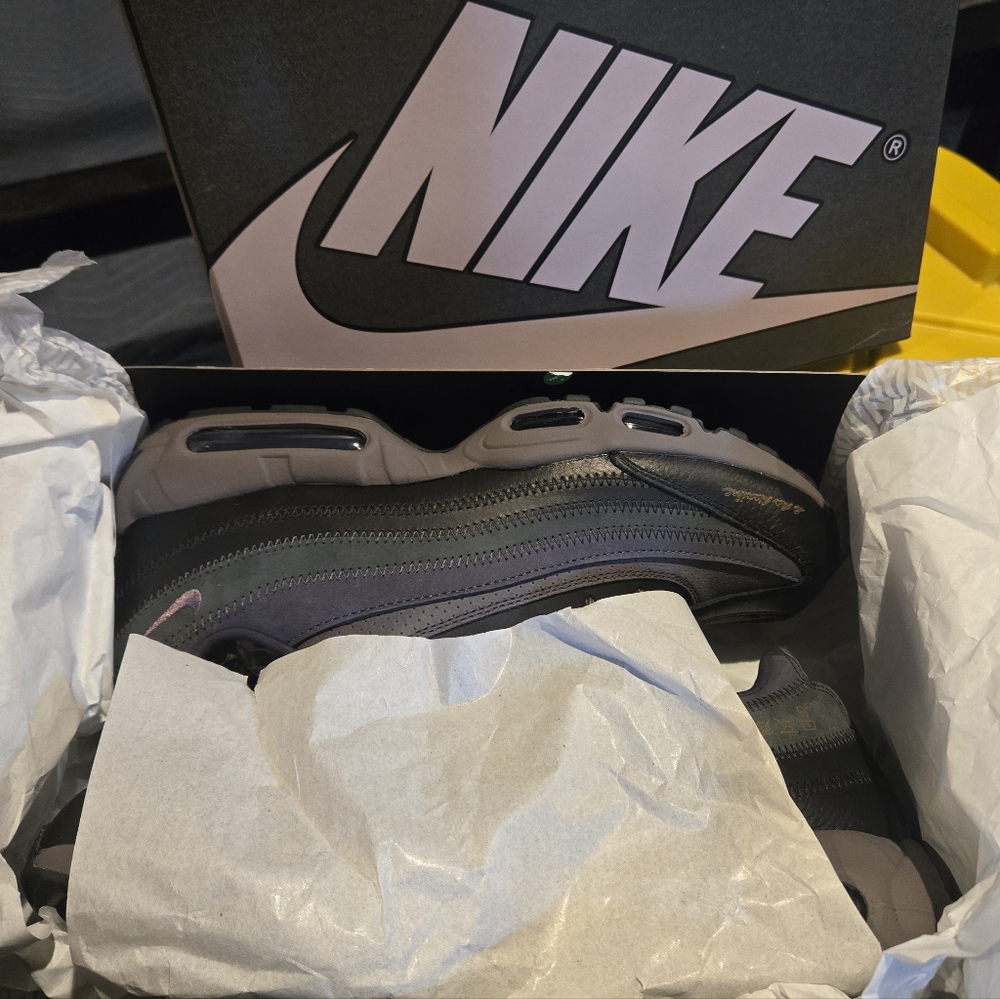 Size 10.5-Mens Nike Air Max 95 SP - A Ma Maniére x Air Max 95 Black/Violet/Ore'